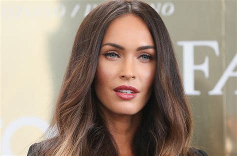 Les C L Brit S Ont Les Seins Nus Sur La Plage Megan Fox A Fait La Couverture Dun Magazine Sur