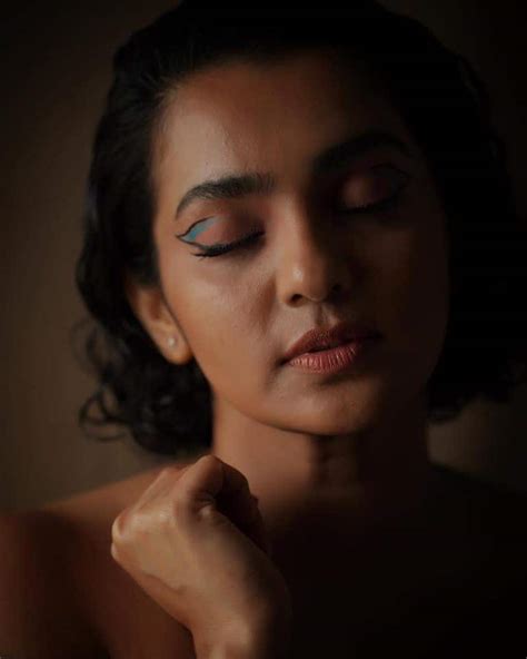 Actress Parvathy Thiruvothu New Photoshoot Photos Viral In Internet ஆடையில்லாமல் புகைப்படத்தை