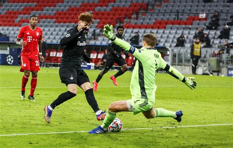 Beide wirken sehr vertraut auf der tribüne. Manuel Neuer - Bức tường thành vững chắc của Bayern Munich ...