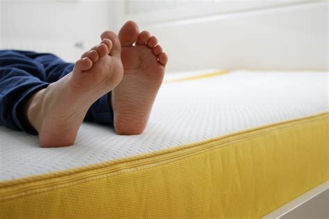 Dabei handelt es sich um einen hochelastischen kaltschaum, der druckentlastend wirkt und das. Unsere Erfahrungen mit der neuen Eve Matratze made in ...