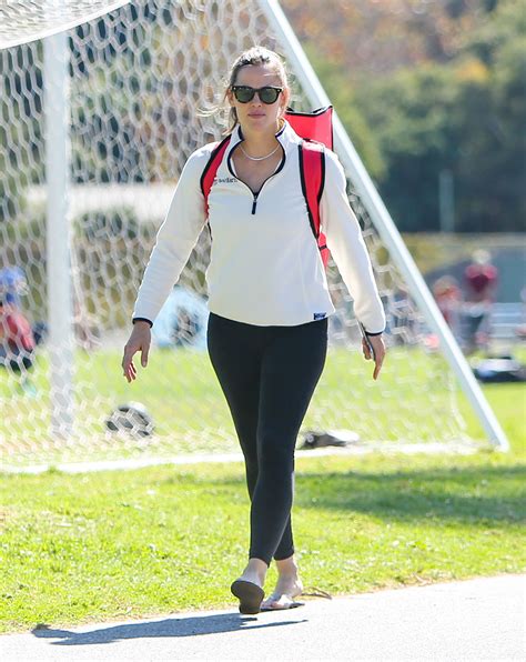 Jennifer Garners Soccer Mom Style Leggings Flip Flops Quarter Zip