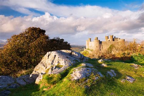 Official web sites of wales, links and information on welsh art, culture, geography, history, travel and sunset behind caernarfon castle, the medieval fortress in caernarfon, gwynedd, wales. Wales | vliegwinkel.nl