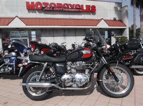 The triumph bonneville t100 is a retro style bike and is powered by a euro 5 compliant liquid cooled 900 cc parallel twin engine, producing 64.1 bhp at 7,400 rpm and maximum torque at 3,750 rpm. 2006 Triumph Bonneville T100 Motorcycles for sale