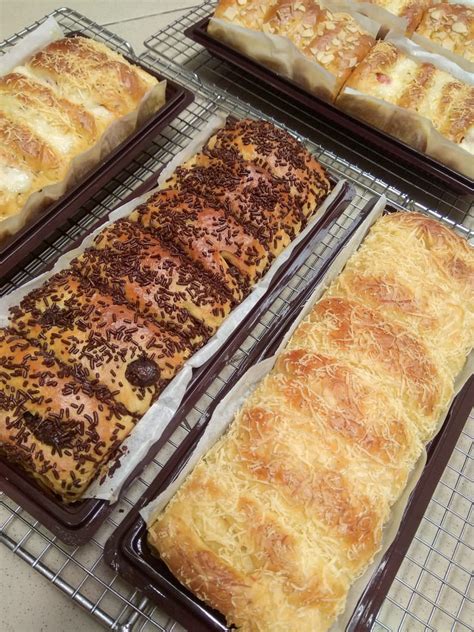 Roti sobek memang tergolong kedalam cemilan yang cukup praktis dan juga mudah dalam pembuatan nya. Roti Sobek Lembut Multi Rasa - C'namon Bakery