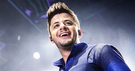 Araújo was famous for the singles efeitos (2011), você mudou (2012), maus bocados(2013), cê que sabe (2014) and é com ela que eu estou (2014). Fãs de Cristiano Araújo jamais deixarão o cantor ser ...