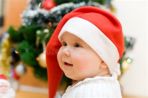 Menina De Sorriso Pequena No Chapéu Vermelho De Santa Foto De Stock Imagem De Vermelho Natal
