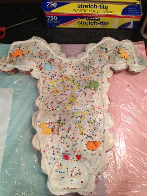 Pin candy cane pull apart cupcake cake cakes byme cake on pinterest. Onesie pull apart cupcake cake for a baby shower | Pull ...