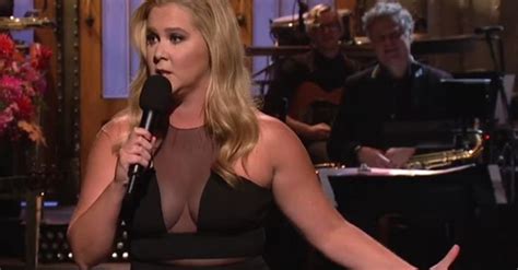 Amy Schumer S Snl Monologue Was Filled With Jokes About The Kardashians