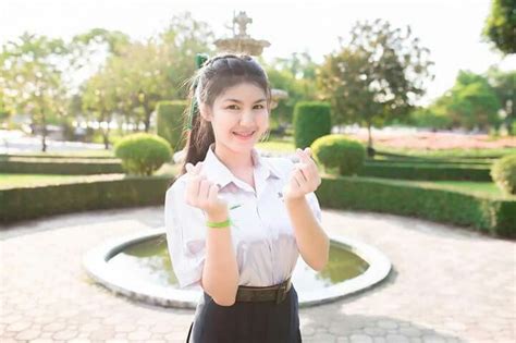 ปักพินในบอร์ด Rasika Pimthong Thai High School Girl