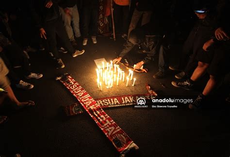 Penghormatan Bagi Korban Kerusuhan Sepak Bola Di Malang Anadolu Agency