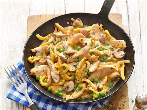 Brathähnchen in der pfanne mit knoblauch und kräutern. Schnelle Hähnchen-Spätzle-Pfanne | meine Familie & ich ...