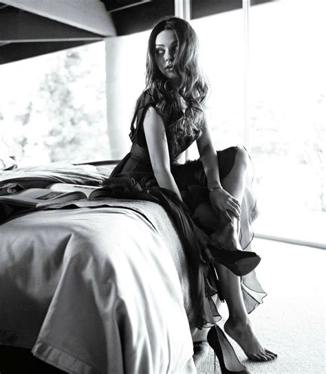 Mila Kunis On Bed Gentlemanboners