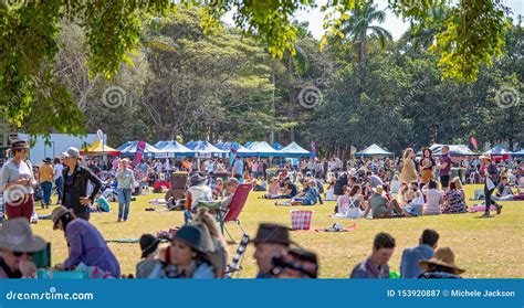 Muchedumbres Que Disfrutan De Festival Al Aire Libre De La Comida Y De