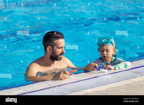 Padre Enseña Niña A Nadar En La Piscina Padre Feliz Enseñar A Su