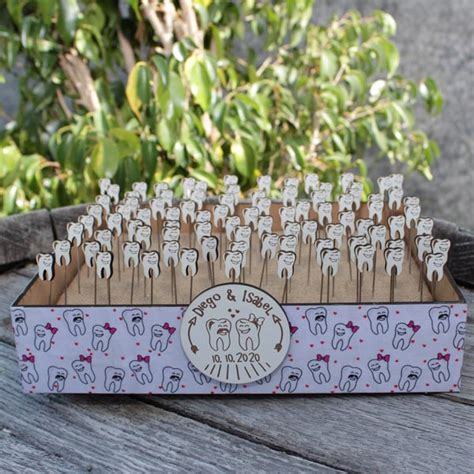 Alfiler, alfileres, pins perla para detalles de bodas, recuerdos y regalos. Alfileres de madera para bodas con diseños exclusivos ...