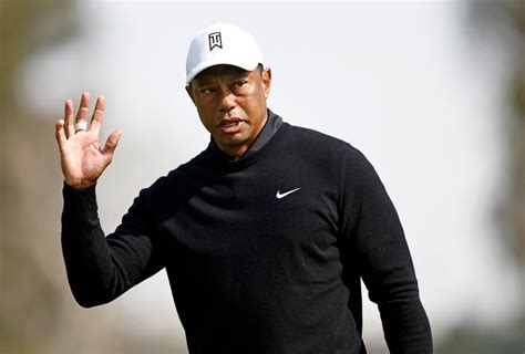 tiger woods apologizes after being accused of spreading misogyny for handing justin thomas a