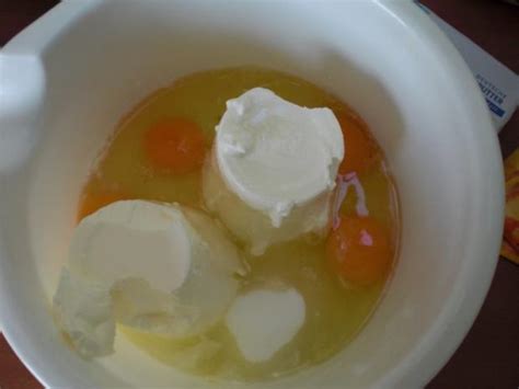 Kuchen in stücke schneiden, auf einer platte anrichten und nach belieben mit minze verziert servieren. Saftiger Kirsch-Schmand-Kuchen vom Blech - Rezept - kochbar.de