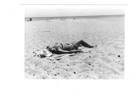 FRAU IM BIKINI Liegt Am Strand Und Sonnt Sich Urlaub Ausflug Foto Vintage EUR
