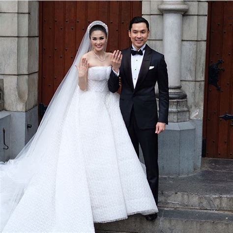 12 Foto Eksklusif Pernikahan Serba Putih Sandra Dewi Minimalis Dan