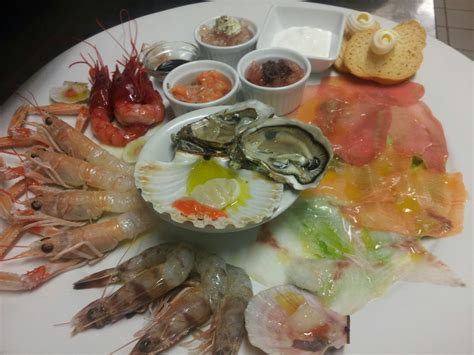Carpaccio di salmone scottato gamberi tempura avocado spicy mayo salsa teriyaki semi di sesamo. Cruditè di pesce. Scampi, Gamberi rossi e grigi, ostriche ...