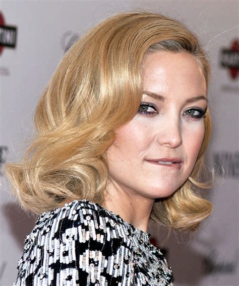 Kate Hudson Medium Wavy Hairstyle Thehairstyler Com