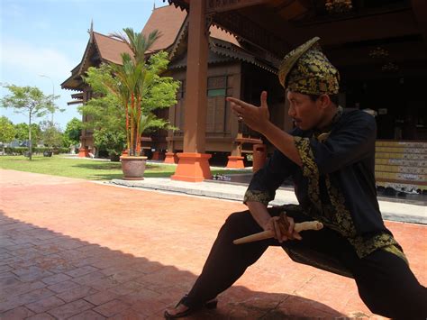Cosplay pahlawan melayu versi pemimpin pas yang islamik. Busana Melayu