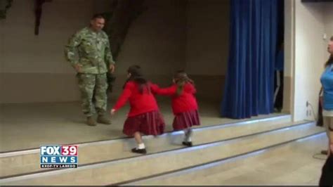 military dad from laredo surprises his daughters at school vídeo dailymotion