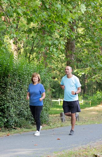 Pareja De Ancianos Maduros De Hombre Y Mujer Corriendo Juntos En El