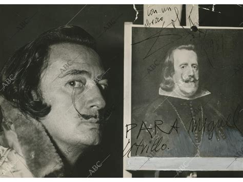 Dalí Ante Un Retrato De Felipe Iv En Una Fotografía Dedicada A Miguel