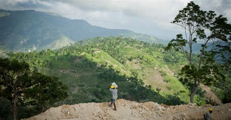 Haiti ist ein land auf dem westlichen drittel von hispaniola, eine der inseln der großen antillen in der karibischen see. Empowerment in een wereld in beweging in Haïti | Caritas ...