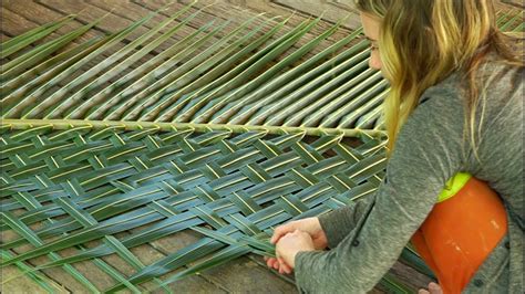 How To Palm Leaf Weaving Folding Crinkling No Speaking Youtube
