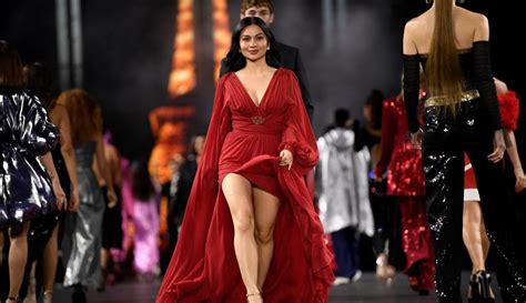 Pesona Ariel Tatum Bergaun Merah Di Paris Fashion Week Foto Liputan6 Com