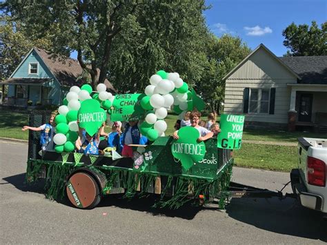 This would make a great float for a church or. Inexpensive Parade Float Ideas | Christmas parade floats, Christmas float ideas, Homecoming parade