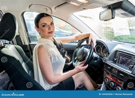Mujer Posando Dentro Del Auto Sentado En El Asiento Del Conductor Foto