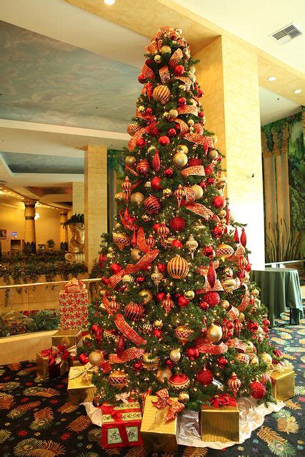 Purple and red decorated christmas tree. Red and Gold Christmas Tree, | Red and gold christmas tree ...