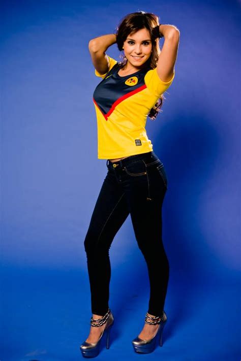 She was born in 1980s, in millennials generation. Famosas De LOKY: Tania Rincon (1)