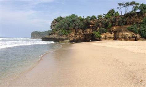 Sejalan dengan analogi magnet, maka tebing dengan lubang di bagian tengahnya adalah kutub magnet. Telepon Pantai Karang Bolong - 10 Foto Pantai Sayang Heulang Beach Garut, Lokasi ... - Pantai ...