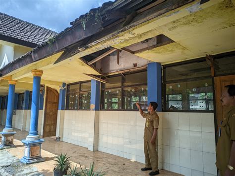 Gedung Sekolah Rusak, Setahun Lebih Menanti Renovasi - Inspirasi