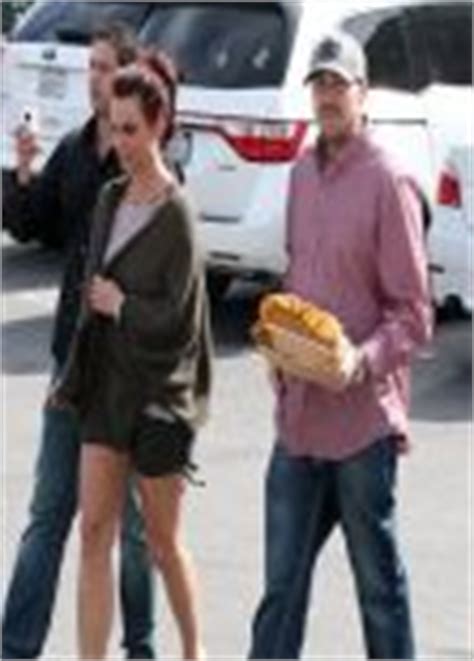 Britney Spears Displays Der Muscular Legs in Shorts - Out for Lunch in