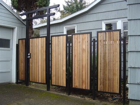 Rumah kecil ini menampilkan kesan modern yang berkelas bagi pemiliknya. Keamanan Rumah Terjaga dengan 6 Desain Pintu Pagar Ini!