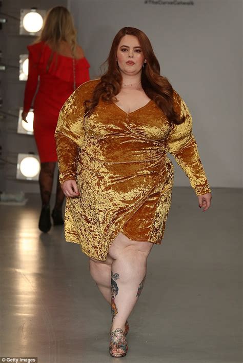 Tess Holliday leads curvy models at London Fashion Week | Daily Mail Online