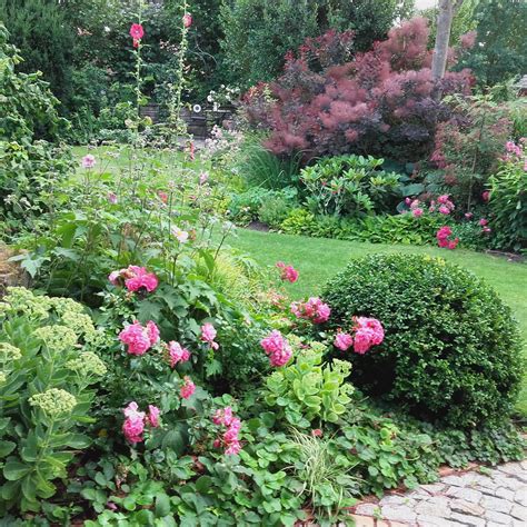 We did not find results for: Im rosa Rosengarten wachsen verschiedenste Rosen zwischen ...