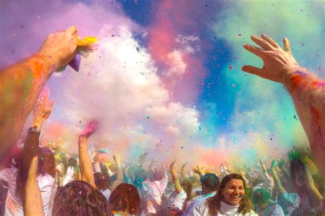 What Is Holi And Why Do People Throw Colored Powder To Celebratehellogiggles