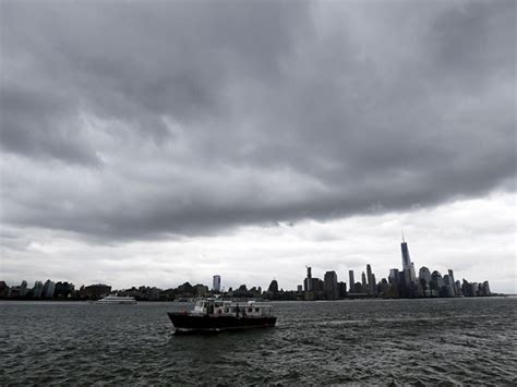 Pasajeros usaron bolsas para llegar al tren. Inundaciones Amenazan Nueva York