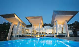 Luxurious and Modern Lake House Design With Perfect Layout - RooHome