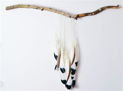 The cool thing about their tutorial is that they will show you first how to do the knots before going through the main project. DIY Feather Wall Hanging - Advice from a Twenty Something