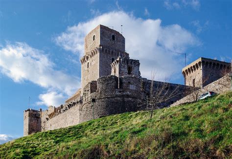 10 Amazing Castles You Have To Visit In Italy Hand