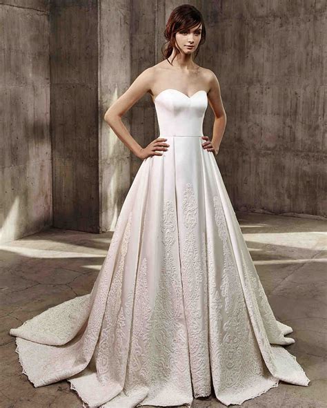 Browse photos of wedding gowns in every style and silhouette from leading bridal designers and find your dream wedding dress. Badgley Mischka Fall 2017 Wedding Dress Collection ...