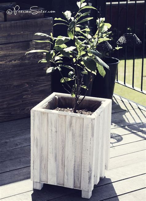 These wood pallet christmas trees are perfect for decorating your home, porch, or yard this december. WOOD FLOWER POT | Garden in the woods, Wood planters, Diy ...