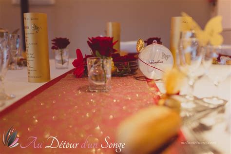 décoration de salle de mariage couleurs blanc bordeaux et or thème papillons menu